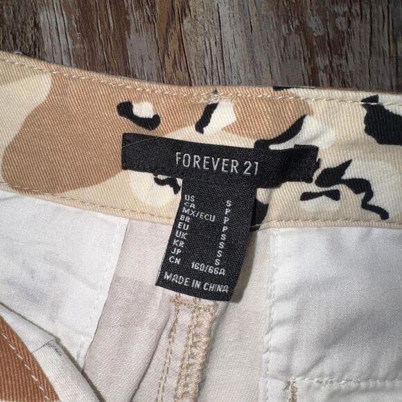 Forever 21 Tan Cream Camo Cargo Pants Women's Small - Picture 3 of 3